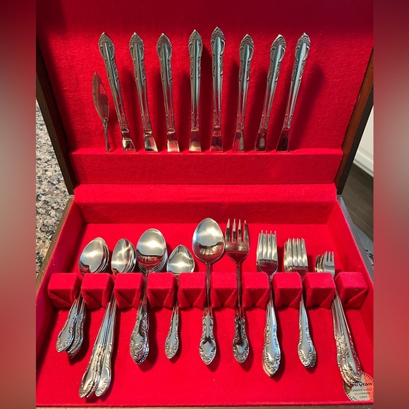 Vintage McGraw Tarnish Proof Silverware Chest with 62 Northland Stainless Pieces - Picture 2 of 12